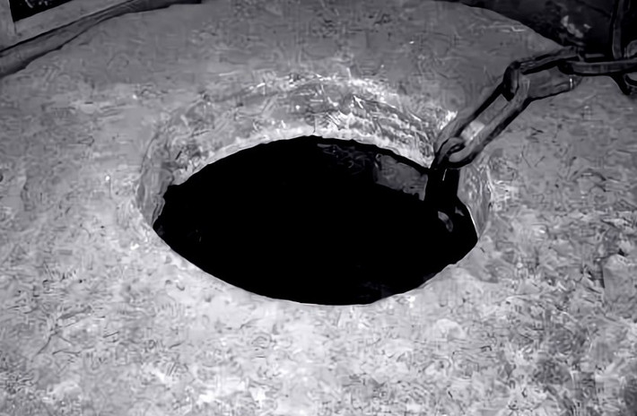 Ở góc đông bắc, ngã tư Bắc Tân Kiểu, Bắc Kinh, Trung Quốc, có một giếng kỳ dị được gọi là giếng Tỏa Long. Trên thành giếng buộc một sợi xích sắt lớn. Có người kể rằng giếng này thường phát ra tiếng gầm rú đáng sợ và khi ai đó kéo lên sợi xích, dòng nước đen sì sẽ phun ra từ giếng.
