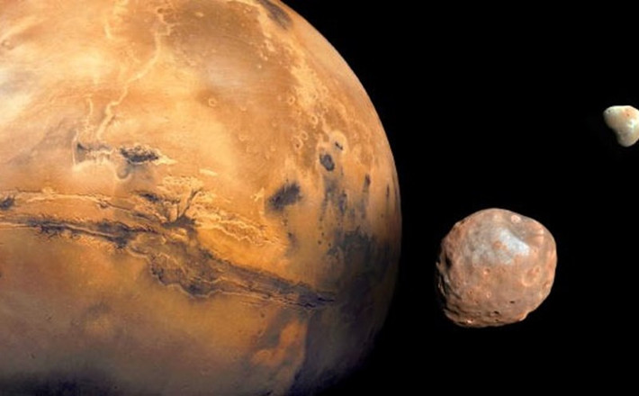 Tuy nhiên, đặc điểm khác thường nhất của Phobos là bề mặt đầy vạch sọc bí ẩn. Những đường rãnh song song bao phủ Phobos. Giả thuyết phổ biến nhất là đường rãnh hình thành khi một tiểu hành tinh đâm vào Phobos trong quá khứ, để lại miệng hố rộng 9,7 km mang tên Stickney.