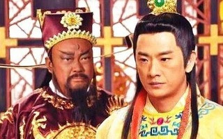 Vốn dĩ bởi vì thánh chỉ rất khó để có thể làm giả được. Khi hoàng thất thiết kế ra thánh chỉ thì sẽ cân nhắc tới sự an toàn vào tính bảo mật của nó, để tránh có kẻ giở trò giả mạo. Thế nên họ đã ngầm giấu rất nhiều cấu tạo bí mật bên trong thánh chỉ mà ta nghĩ là đơn giản, thậm chí ngay cả chữ đầu tiên trên đó cũng không bỏ qua.