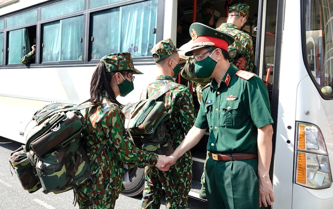 Các y, bác sĩ từ khắp nơi cũng khăn gói vào miền Nam giúp đỡ đồng bào ruột thịt. Sáng 4/12, Học viện Quân y tổ chức lễ xuất quân cho hơn 300 cán bộ, học viên lên đường vào địa bàn Quân khu 7 và Quân khu 9 tham gia công tác phòng, chống dịch Covid-19. (Ảnh: Vietnamnet).