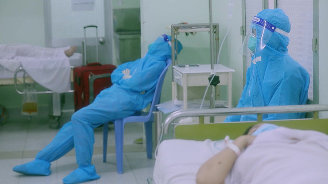 Chăm các sản phụ F0 cả đêm, chạy đua để giành từng hơi thở, từng chút oxy cho bệnh nhân, các bác sĩ tranh thủ chợp mắt trên ghế. (Ảnh: Phim tài liệu "Ranh giới")