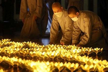 Hàng chục ngàn gia đình vĩnh viễn mất đi người thân yêu, hàng ngàn trẻ mồ côi cha mẹ. Vì vậy, vào ngày 19/11, lễ tưởng niệm đồng bào và cán bộ, chiến sỹ hy sinh, tử vong trong đại dịch COVID-19 được tổ chức, nhắc nhớ chúng ta về nỗi đau và trách nhiệm. (Ảnh: Báo Giác ngộ).