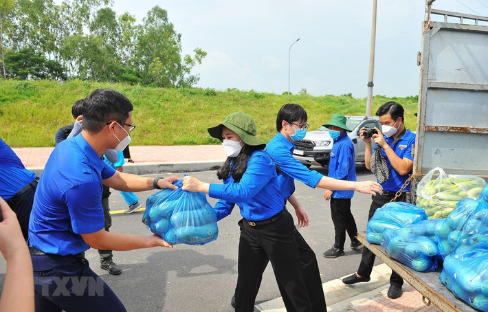Không chỉ có vậy, đồng bào trên khắp mọi miền Tổ quốc đều hướng về miền Nam ruột thịt trong những ngày tháng khó khăn vì dịch bệnh. Nhờ những tấm lòng, những lời kêu gọi, rất nhiều hàng hóa, nhu yếu phẩm từ mọi miền đã được vận chuyển đến tận nơi cho bà con miền trong. (Ảnh: TTXVN).