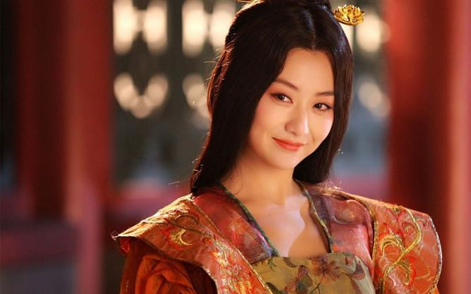 Năm 588, Dương Kiên giao cho con trai là Dương Quảng thống lĩnh 11 vạn quân tiến đánh xuống phía nam. Cùng đường, Trần Thúc Bảo cùng Trương Lệ Hoa trốn bên dưới một cái giếng trong vườn ngự uyển, nhưng vẫn bị bắt sống.