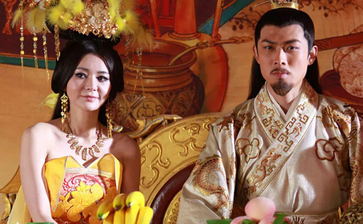 Lệ Hoa còn mời các đạo sĩ vào cung lập đàn tế, khiến Trần Thúc Bảo tin vào những điều kỳ bí. Càng về sau, Trần Thúc Bảo càng bỏ bê triều chính, các quan tấu sớ đều phải qua hoạn quan Thái Lâm Nhân và Lý Thiện Độ, hai người này chịu sự chi phối của Trương Lệ Hoa.