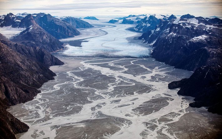 Vào thời điểm đó, Greenland không bị băng bao phủ mà có một rừng mưa xanh tốt. Khi một tiểu hành tinh lạ lao xuống Trái Đất và tạo ra hố Hiawatha, lực tác động ước tính mạnh hơn bom nguyên tử vài triệu lần.