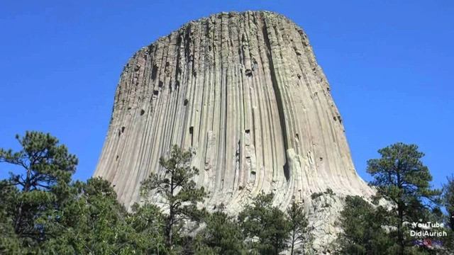 Chuyện xưa kể lại, trong truyền thuyết của bộ lạc bản địa tại Mỹ Kiowa và Sioux Lakhota, xưa kia, các cô gái trẻ đi chơi và bắt gặp bầy gấu khổng lồ. Chúng đuổi theo các cô gái rất sát. Để thoát khỏi nguy hiểm, những cô gái trẻ đã trèo lên một tảng đá, quỳ xuống cầu nguyện đấng tối cao cứu họ.