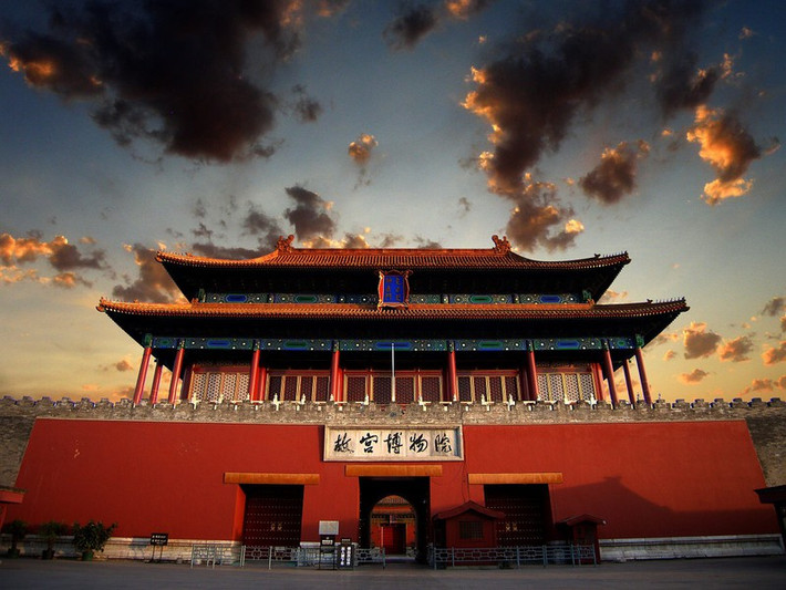 Thế nhưng cận thần xung quanh, thậm chí cả hoàng đế tương lai đều giả như không nghe thấy tiếng nói của vị vua già hấp hối.
