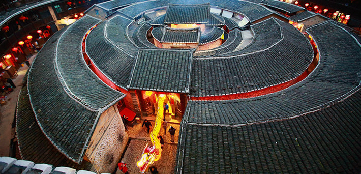 Từ lâu, kiến trúc tulou còn được gọi là kiến trúc Hakka (Hakka tulou) được xây dựng bởi người Hakka. Tulou được xây dựng trên một khu đất rộng, có thể là hình vuông hoặc hình tròn nhưng hình tròn là phổ biến nhất vì khả năng chống động đất lớn, không gian rộng, thông thoáng.