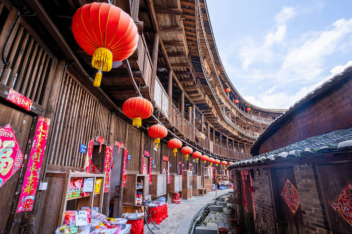 Một tulou lớn có thể chứa đến 800 người tương đương với khoảng 80 gia đình. Các gia đình sống trong cùng một tulou thường có rất ít hoặc không có sự phân biệt về địa vị xã hội hoặc sự giàu có.