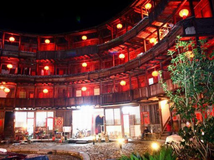 Ngoài ra, tầng trên có trần dài để quan sát, có thể bắn súng từ bên trong. Giữa tulou thường có một giếng nước, đây là nơi thờ cúng tổ tiên và tổ chức các hoạt động cộng đồng.