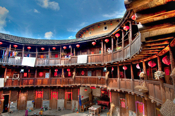 Trái ngược với cấu trúc đơn giản bên ngoài, bên trong của mỗi tulou được trang trí khá linh hoạt, sao cho ấm vào mùa đông và mát vào mùa hè. Các phòng đều sáng sủa, thông thoáng, xây nguyên căn để chống động đất.
