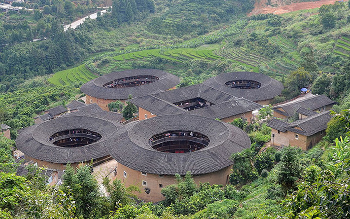 Ngoài ra, kiến trúc tulou tập trung vào mục đích chính là bảo vệ các "pháo đài". Do đó, mỗi tulou chỉ có một cửa ra vào và không có cửa sổ ở tầng trệt. Các cổng của thành là quan trọng nhất, thường được gia cố chắc chắn bằng đá và sắt.