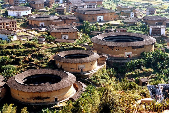 Chất liệu làm nên tulou cũng rất đặc biệt, đó là đất trộn với cát lấy ở sông, trứng gà, gạo nếp và nhiều thứ khác. Tất cả chúng đều được nung bằng một phương pháp bí mật tạo nên chất liệu rất chắc chắn.