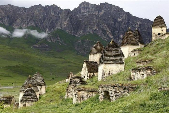 Làng Dargavs đã trở thành điểm du lịch đầy hấp dẫn ở Ossetia bởi khung cảnh thiên nhiên vô cùng đẹp và ma mị cùng với vô số lăng tẩm xung quanh.