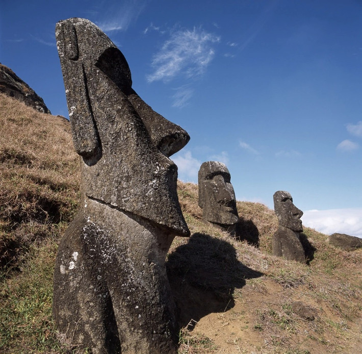 Núi lửa Rano Raraku và Moai là Di sản Thế giới được UNESCO công nhận ở khu vực này. Đảo Phục Sinh từ lâu đã là nơi sinh sống của người Polynesia, trước khi Chile sáp nhập đảo này vào năm 1888.