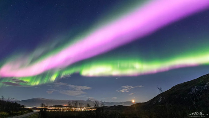 Người dân ở thành phố Tromsø, phía bắc Na Uy, không còn xa lạ với cực quang vì đây là một trong những địa điểm lý tưởng nhất để quan sát hiện tượng này, nhưng "màn trình diễn ánh sáng" vào ngày 3/11 vừa qua đặc biệt hơn cả.