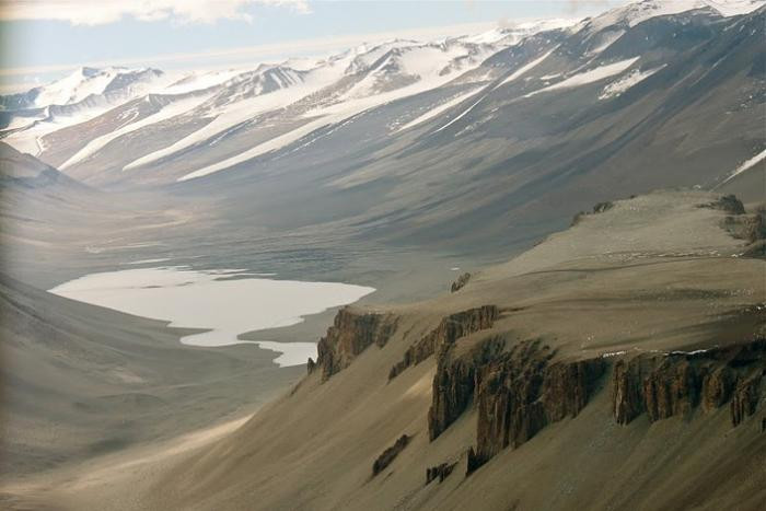 Dưới chân dãy núi Transantarctic (dãy núi đá nổi lên và kéo dài dọc Nam Cực) thuộc thung lũng khô McMurdo có một hồ nước kì lạ tên Don Juan. Hồ Don Juan được phát hiện lần đầu tiên vào năm 1961.