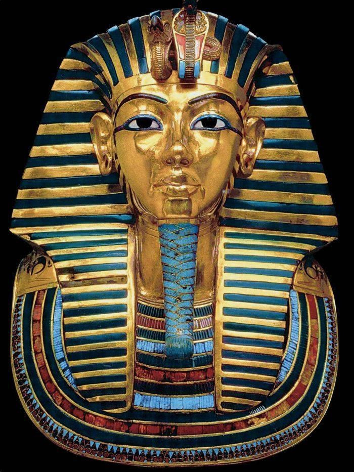 1. Mặt nạ thần chết. Mặt nạ thần chết của Tutankhamun (vua Tut) có lẽ là hiện vật nổi tiếng nhất được tìm thấy trong lăng mộ của ông. Đặt trên khuôn mặt của Tut, chiếc mặt nạ trang trí công phu dài 53 cm được sản xuất chủ yếu từ vàng dát đá quý, hồ thủy tinh màu và nặng tới 10 kg.