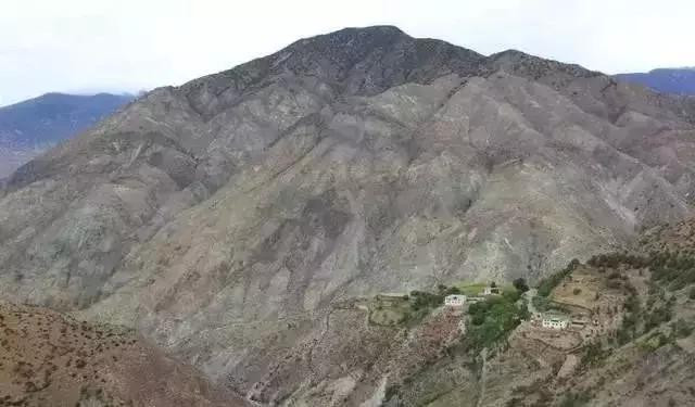 Ngọn núi này nằm ở huyện Hoàn Nhân, tỉnh Liêu Ninh, được đặt tên là “Núi Tướng quân”, vì nó có liên quan đến một vị tướng quân.