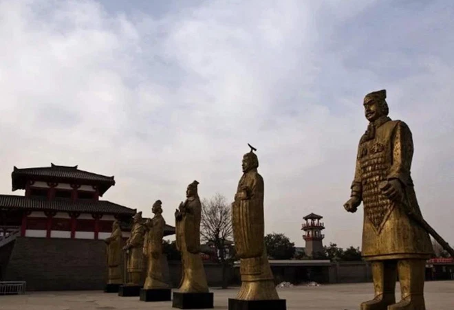 Một số người nói rằng những tượng đồng này đã bị hậu thế đem nấu chảy thành tiền đồng. Nhưng cũng rất nhiều người tin chắc rằng họ vẫn đang được giấu dưới lăng mộ, như những người cận vệ trung thành với hoàng đế.