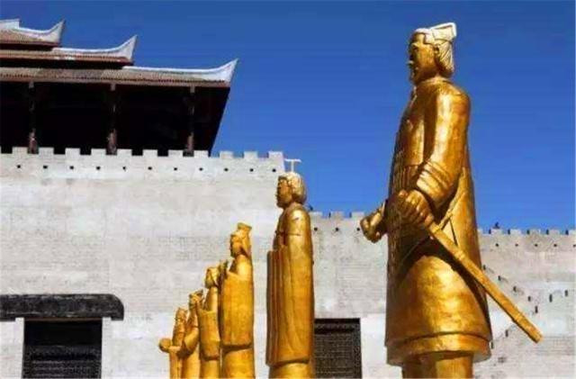 2. Thập nhị kim nhân. Thập nhị kim nhân - 12 tượng người bằng đồng nổi tiếng từng được nhắc tới trong tác phẩm "Quá Tần luận" trong chương trình giáo dục ở nước này.