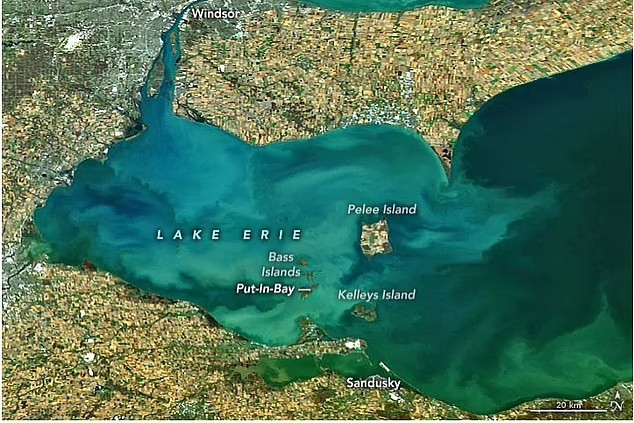 Hồ Erie chỉ lớn thứ tư trong số 5 Ngũ Đại Hồ và trải dài qua biên giới Hoa Kỳ và Canada, vươn tới Bán đảo Ontario, Michigan, Ohio, Pennsylvania và New York.
