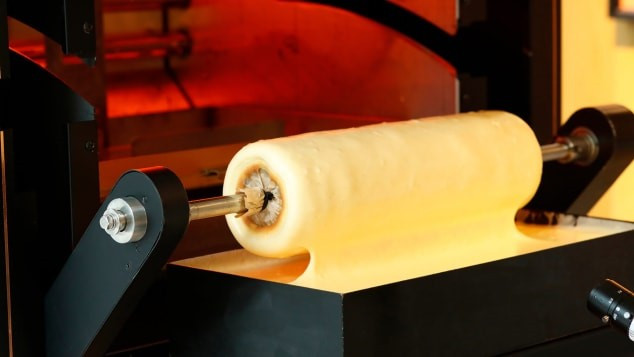 Món tráng miệng phổ biến thứ hai là Baumkuchen. Baumkuchen là một loại bánh của Đức được nướng trên một trục quay với các đường tròn vàng hấp dẫn.
