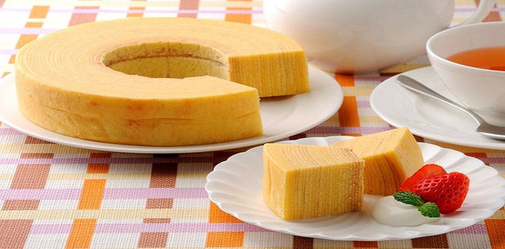Khi Chiến tranh thế giới thứ nhất nổ ra, Juchheim - người từng là binh nhì trong quân đội Đức - được gửi đến trại tập huấn ở Nhật Bản cùng vợ. Chính tại đó, ông bắt đầu làm bánh và bán những chiếc bánh Baumkuchen đầu tiên ở Nhật Bản vào năm 1919.