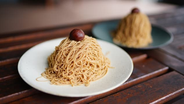 Món bánh thứ tư chính là Mont Banc. Mont Blanc có thể xuất hiện thường xuyên trong các tiệm bánh trên toàn thế giới, nhưng ít quốc gia nào thể hiện tình cảm với món tráng miệng thú vị có hình thù giống sợi mì cùng với hạt dẻ ở trên này nhiều như Nhật Bản.