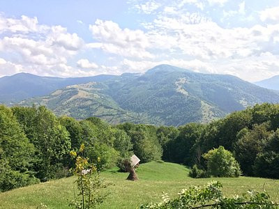 Là nơi lý tưởng cho những người yêu thích mạo hiểm muốn khám phá miền nam Carpathians, Rakhiv hứa hẹn có cảnh quan tuyệt đẹp - bao gồm những sườn núi đẹp như tranh vẽ và những cầu trượt chân đu đưa qua sông Tysa đang chảy xiết.