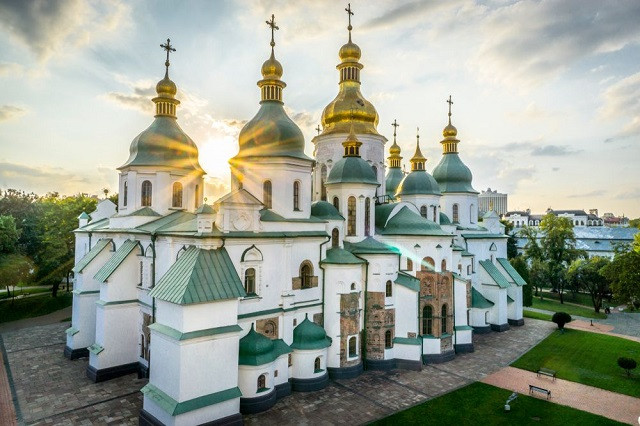10. Nhà thờ Saint Sophia nằm ở thành phố Kiev là biểu tượng kiến trúc nổi tiếng của thành phố này. Nhà thờ được xây dựng vào năm 1037 và đến năm 1057 mới được hoàn thành, tức là phải mất đến 20 năm cho công trình kiệt tác này.