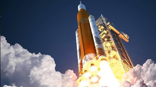 Bệ phóng 39B không còn xa lạ với những tên lửa khổng lồ, giám đốc NASA Bill Nelson chia sẻ tại một cuộc họp báo đầu tháng 8/2022. Đây là nơi phóng tên lửa Saturn V từng chở các nhiệm vụ Apollo tới Mặt Trăng và cất cánh với lực đẩy 3,4 triệu kg. Tên lửa SLS mới sẽ rời khỏi bệ phóng với lực đẩy gần 4 triệu kg.