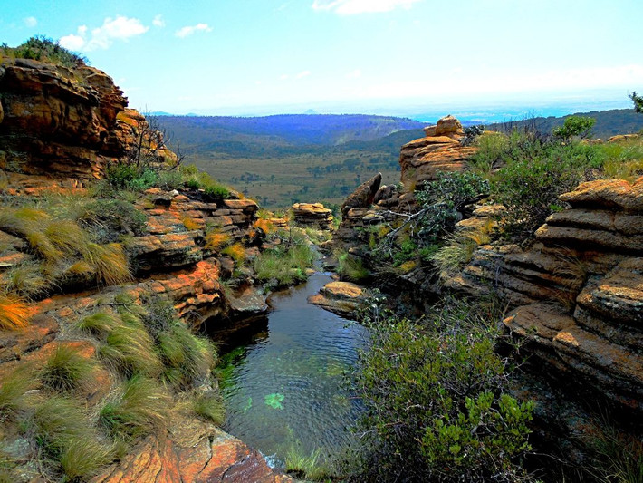 4. Dãy Magaliesberg – 2,3 tỷ năm tuổi. Một dãy núi cổ khác ở Nam Phi là Magaliesberg, ước tính khoảng 2,3 tỷ năm tuổi. Đỉnh cao nhất của dãy là Nooitgedacht, với độ cao 1.852m.