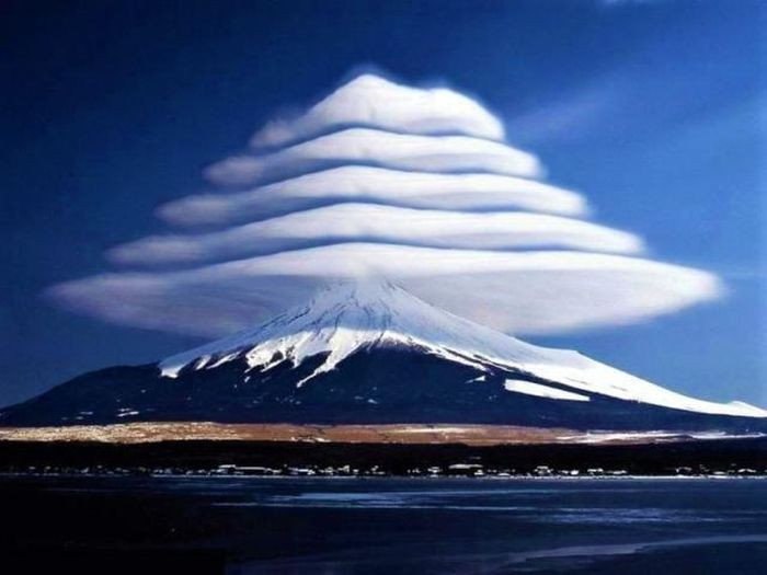 3. Mây UFO. Những đám mây tạo thành một khối có hình dạng tam giác hoặc lốc xoáy là một trong những hiện tượng vô cùng hiếm gặp. Chúng xuất hiện khi gió ẩm mạnh thổi qua địa hình gồ ghề và thường hình thành trên các đỉnh núi.