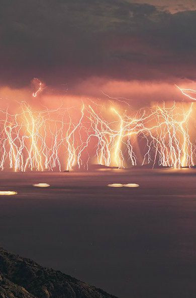 Bắt nguồn từ những đám mây bão lớn ở độ cao trên 5 km, Catatumbo xảy ra trong suốt 140 đến 160 đêm một năm, 10 giờ một ngày và lên đến 280 lần mỗi giờ. Với những tia sét mạnh xảy ra thường xuyên bên trên một diện tích nhỏ, nơi này được coi như là nơi tạo ra ozone ở tầng đối lưu nhiều nhất thế giới.