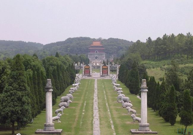 Hai bên trái phải của lăng mộ đều được bao quanh bởi núi cao, phía trước là núi Mai Hoa tựa như "án" (một loại bàn hình chữ nhật thời cổ đại), phía sau có Trung sơn trấn thủ tạo thành thế núi "rồng hổ vờn quanh, chủ khách tương hỗ".