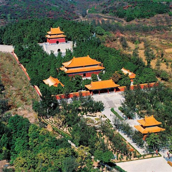 Hai bên thần đạo có các cặp tượng đá, các tác phẩm điêu khắc người và thú tinh xảo tượng trưng cho quyền lực, sự uy nghiêm của hoàng đế trong suốt cuộc đời và cũng là bằng chứng cho thấy vị hoàng đế đó vẫn thống trị mọi thứ sau khi chết.