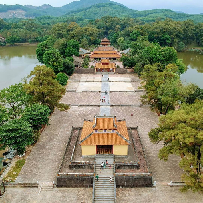 1. Nhìn sông dựa núi. Người xưa quan niệm rằng "vật chết cũng như vật sống", căn cứ vào địa hình, thủy văn, khí hậu và các điều kiện tự nhiên khác để chọn nơi chôn cất có thể ngăn ngừa sự xâm nhập của gió, nước và côn trùng.