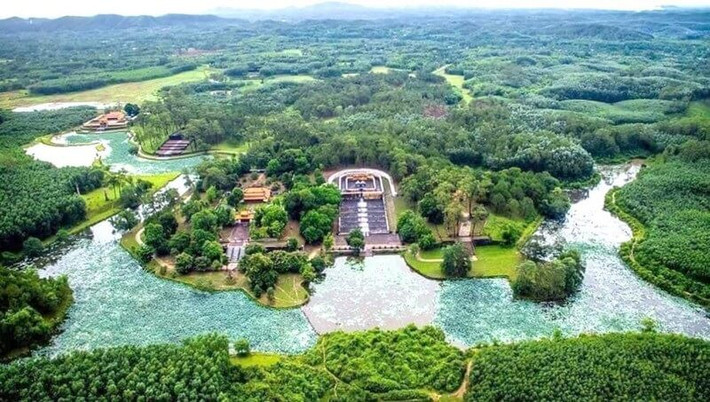 3. Thần đạo. Trong các lăng mộ hoàng đế thường một con đường dài dẫn đến lăng chính, con đường này rất quan trọng, được gọi là "thần đạo".