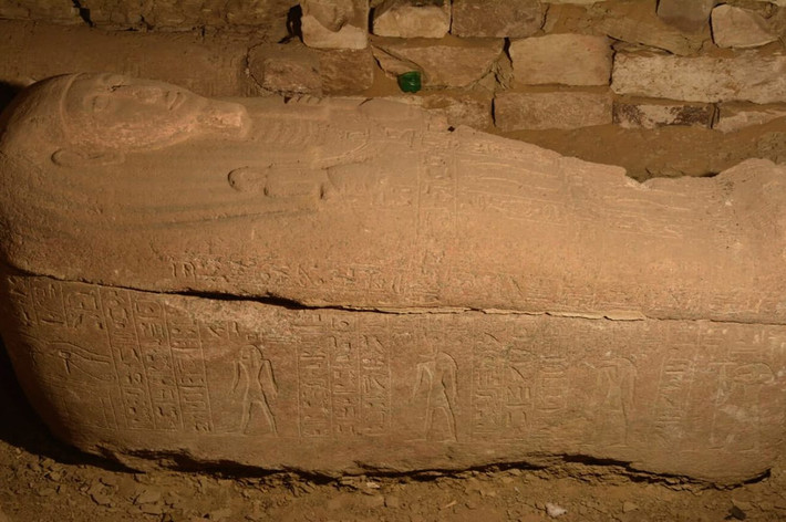 Saqqara từng là một nghĩa trang rộng lớn tại thủ đô Memphis của Ai Cập cổ đại, nơi có hơn một chục kim tự tháp, khu chôn cất động vật, cùng các tu viện Cơ đốc giáo Coptic vẫn còn tồn tại cho tới ngày nay và được UNESCO công nhận là Di sản Thế giới.