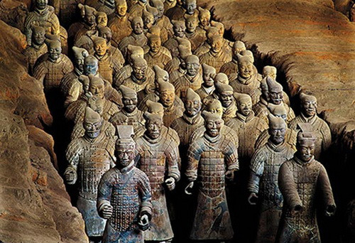 Tần Thủy Hoàng đã qua đời đột ngột ở tuổi 49 và nguyên nhân cái chết được cho là liên quan tới nhiễm độc thủy ngân.