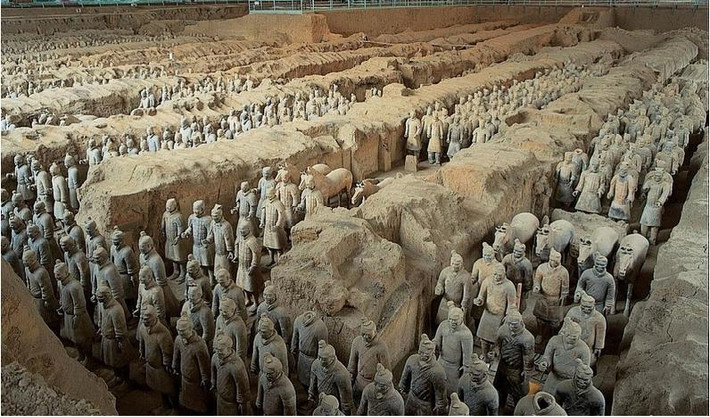 Các nhà giả kim thuật cho rằng uống thủy ngân có thể ngăn linh hồn rời khỏi cơ thể, từ đó đạt được sự bất tử. Tần Thủy Hoàng thường xuyên uống thủy ngân liều lượng thấp và dần dần nhiễm độc.