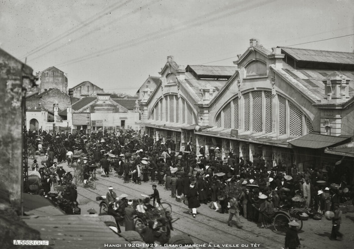 Khung cảnh đông đúc tại chợ Đồng Xuân ngày 30 Tết, thập niên 1920.