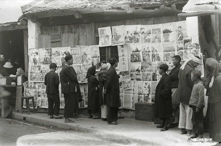Một cửa hàng tranh Tết ở Hà Nội năm 1929.
