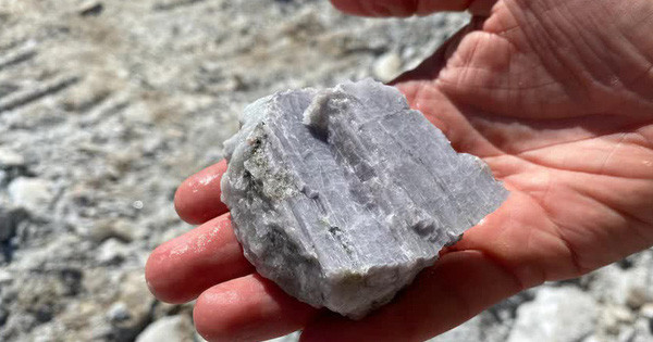 Đó chính là lithium - một siêu chất để sản xuất pin lithium - loại công nghệ pin tiên tiến đã xuất hiện trong điện thoại, máy tính, ô tô điện,...