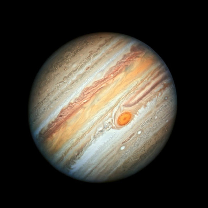 Tàu vũ trụ Juno của NASA chụp những hình ảnh hồng ngoại khi bay quanh quỹ đạo của sao Mộc cho thấy những cơn lốc xoáy khổng lồ đang xuất hiện trên bề mặt sao Mộc và kỳ lạ là chúng được sắp xếp theo các hình dạng đặc biệt, trông như những bông hồng nằm ở các cực của hành tinh.
