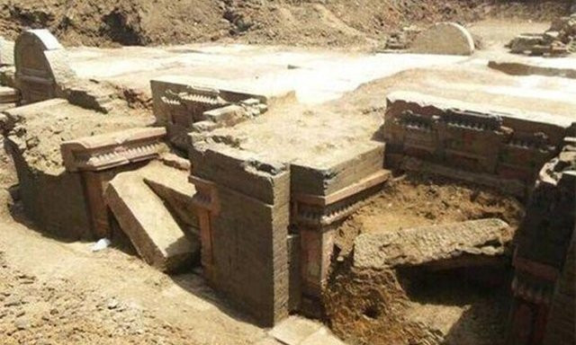 Theo tờ KK News của Trung Quốc, tháng 3/2018, một người công nhân đến công trường làm việc như mọi ngày. Họ đang xây một tòa nhà và trong lúc đào móng đã bất ngờ đào trúng một ngôi mộ cổ lớn.