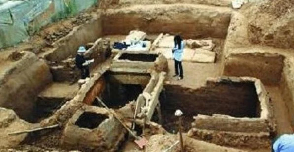 Người công nhân và đồng nghiệp đều mừng rỡ vì nghĩ rằng trong ngôi mộ cổ ắt hẳn sẽ có đồ cổ giá trị hoặc thậm chí là vàng bạc, châu báu…