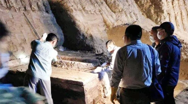 Cuối cùng, sau khi bàn bạc, họ quyết định mời chuyên gia khảo cổ đến thẩm định.